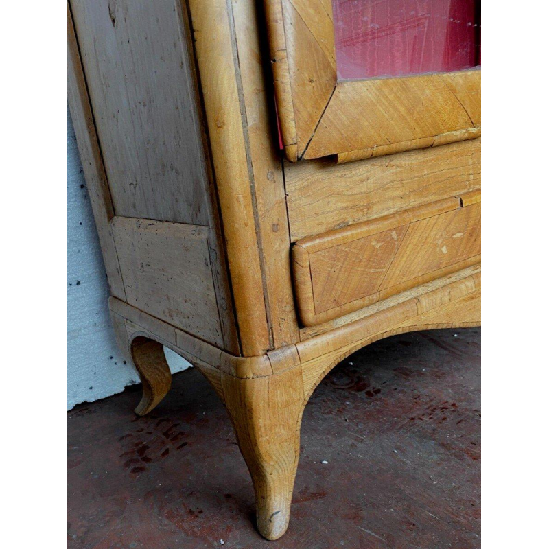 Vitrine de style Louis XV en bois de merisier et placage, XIXᵉ siècle