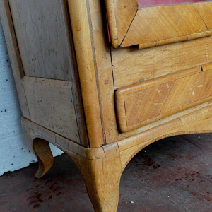 Vitrine de style Louis XV en bois de merisier et placage, XIXᵉ siècle