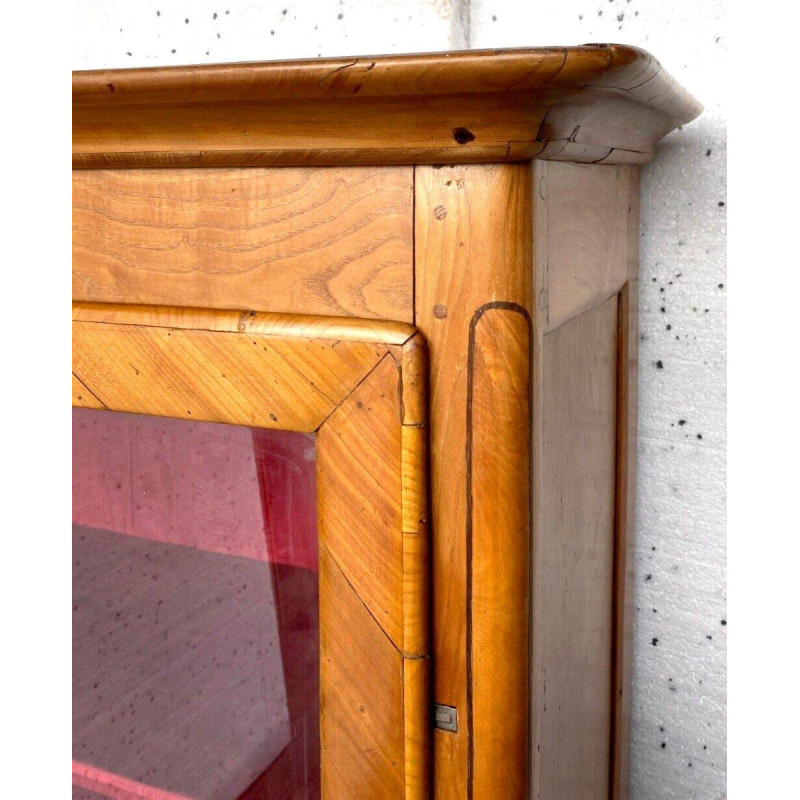 Vitrine de style Louis XV en bois de merisier et placage, XIXᵉ siècle