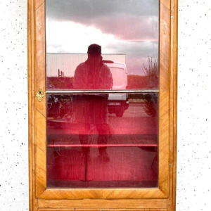 Vitrine de style Louis XV en bois de merisier et placage, XIXᵉ siècle