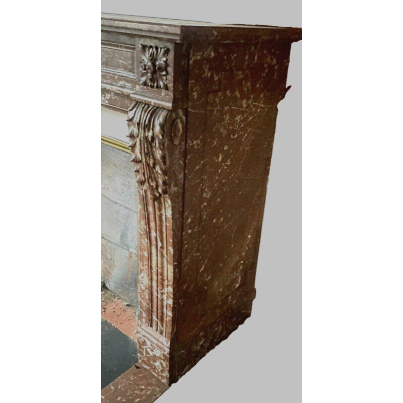 Cheminée de style Louis XVI en marbre rouge moucheté, XXᵉ siècle