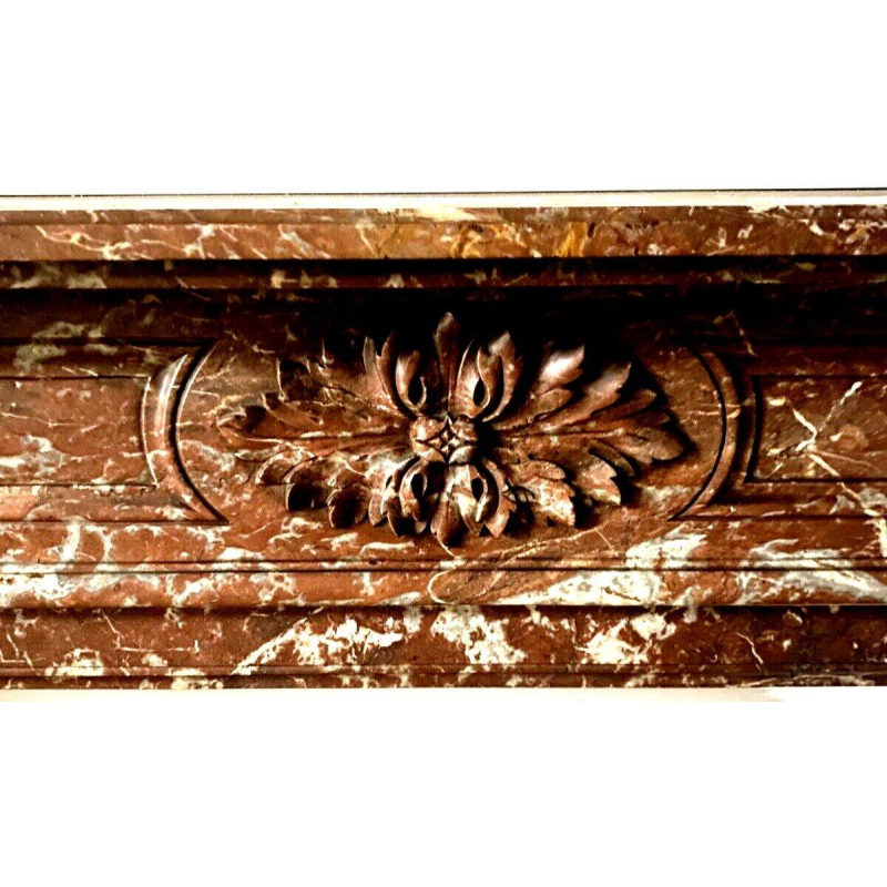 Cheminée de style Louis XVI en marbre rouge moucheté, XXᵉ siècle
