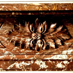 Cheminée de style Louis XVI en marbre rouge moucheté, XXᵉ siècle