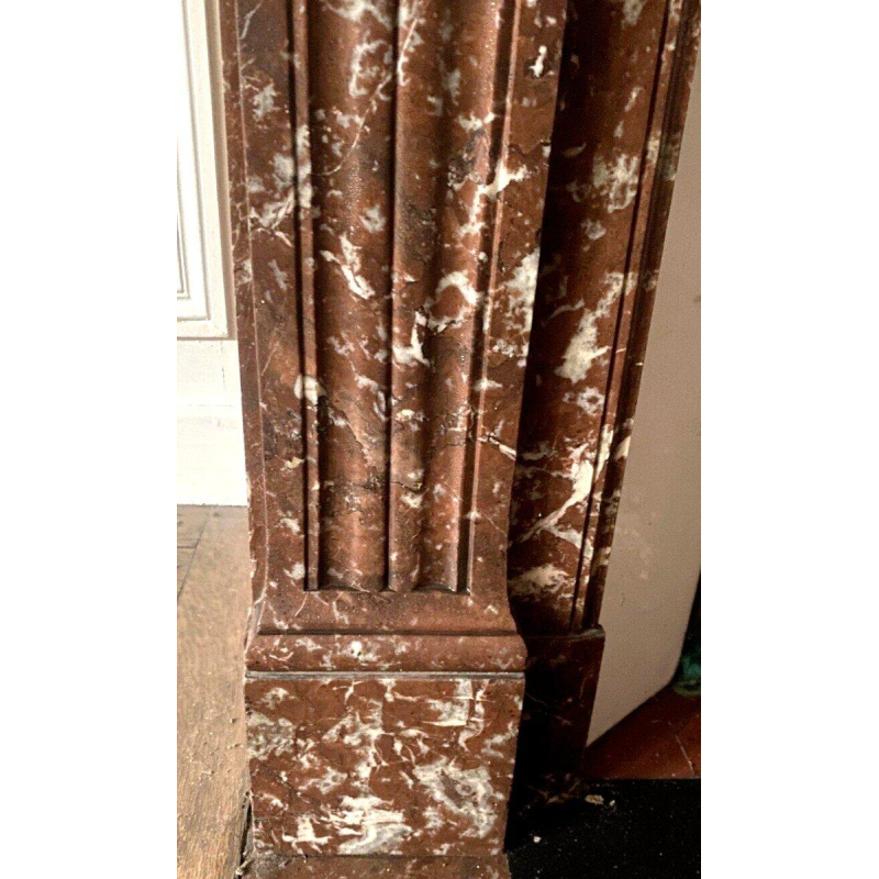 Cheminée de style Louis XVI en marbre rouge moucheté, XXᵉ siècle