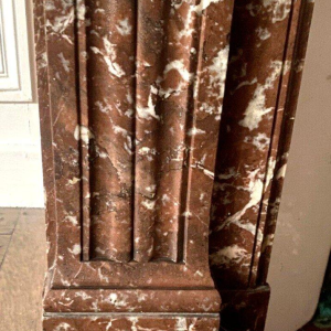 Cheminée de style Louis XVI en marbre rouge moucheté, XXᵉ siècle