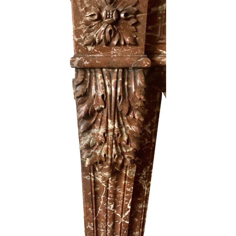 Cheminée de style Louis XVI en marbre rouge moucheté, XXᵉ siècle