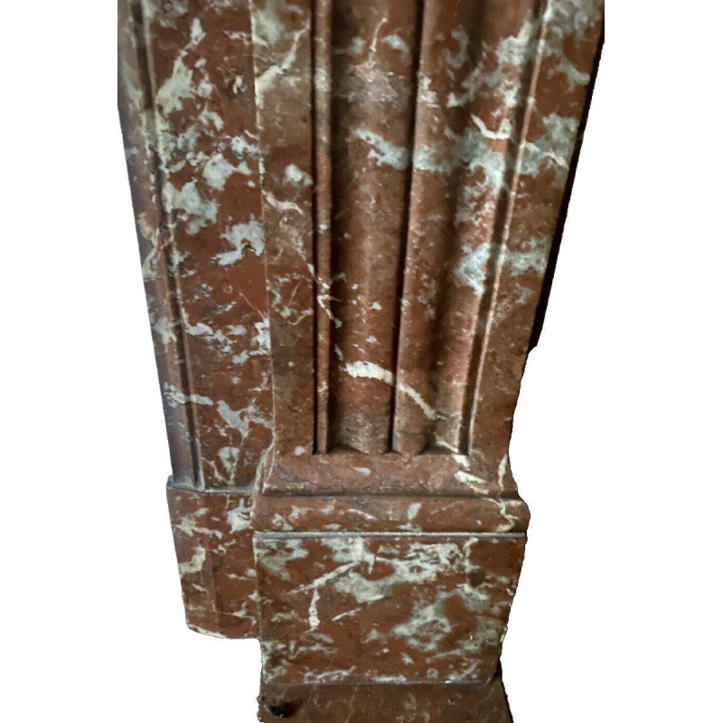 Cheminée de style Louis XVI en marbre rouge moucheté, XXᵉ siècle