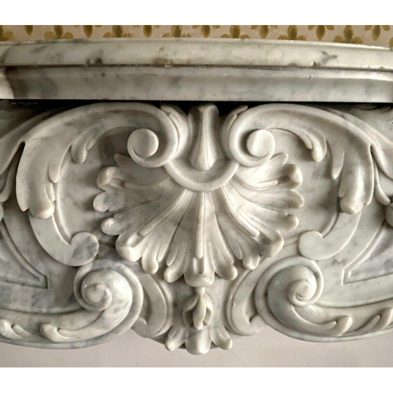 Cheminée de style Louis XV en marbre blanc de Carrare, XIX siècle