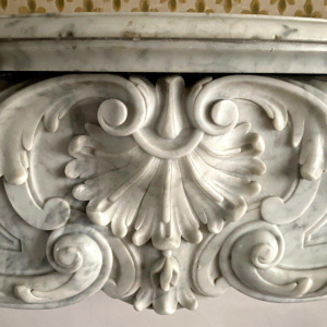 Open haard in Lodewijk XV-stijl van wit Carrara-marmer, 19e eeuw.