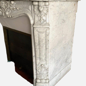 Cheminée de style Louis XV en marbre blanc de Carrare, XIX siècle