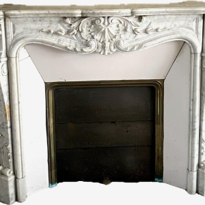 Cheminée de style Louis XV en marbre blanc de Carrare, XIX siècle