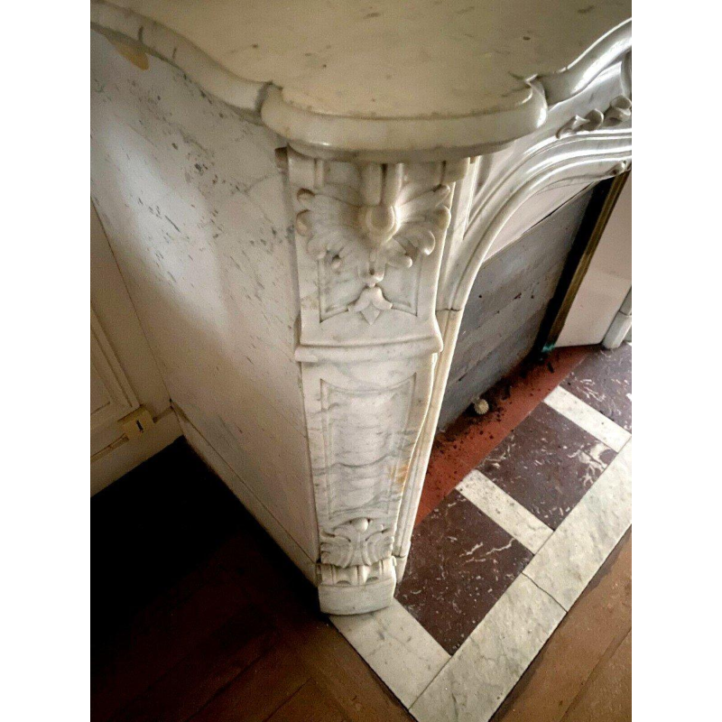 Cheminée de style Louis XV en marbre blanc de Carrare, XIX siècle