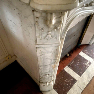 Louis XV style fireplace in white Carrara marble, 19th century
