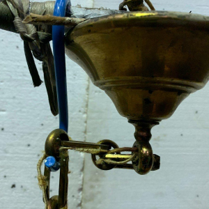 Kroonluchter met kooiconstructie, zestien lampen, kristallen druppels en kappen, 19e eeuw