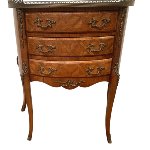 Een halfronde commode op poten in Lodewijk XV-stijl, uitgevoerd in marqueterie met een kubusvormige achtergrond, 20e eeuw.