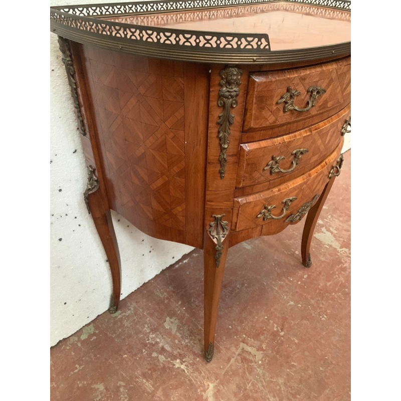 Een halfronde commode op poten in Lodewijk XV-stijl, uitgevoerd in marqueterie met een kubusvormige achtergrond, 20e eeuw.