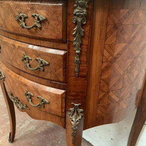 Een halfronde commode op poten in Lodewijk XV-stijl, uitgevoerd in marqueterie met een kubusvormige achtergrond, 20e eeuw.