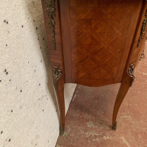 Commode demi-lune sur pieds, de style Louis XV, en marqueterie à fond de cubes, XX siècle