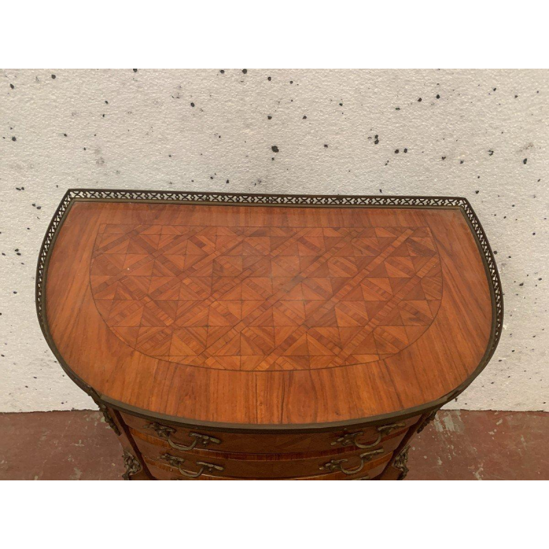 Een halfronde commode op poten in Lodewijk XV-stijl, uitgevoerd in marqueterie met een kubusvormige achtergrond, 20e eeuw.