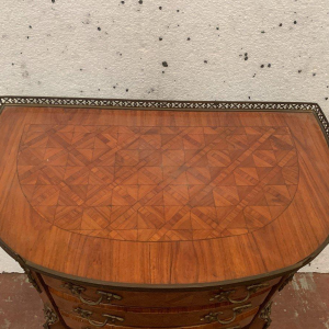 Commode demi-lune sur pieds, de style Louis XV, en marqueterie à fond de cubes, XX siècle