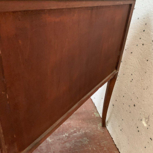 Een halfronde commode op poten in Lodewijk XV-stijl, uitgevoerd in marqueterie met een kubusvormige achtergrond, 20e eeuw.