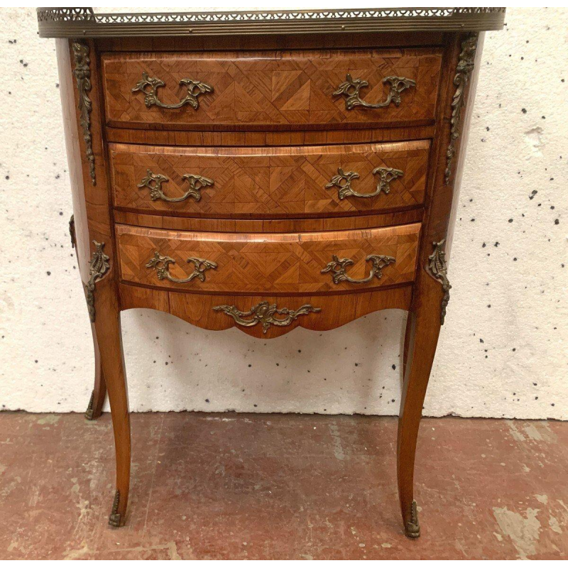 Commode demi-lune sur pieds, de style Louis XV, en marqueterie à fond de cubes, XX siècle