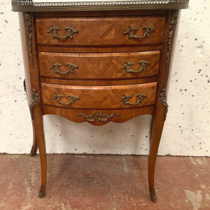 Commode demi-lune sur pieds, de style Louis XV, en marqueterie à fond de cubes, XX siècle