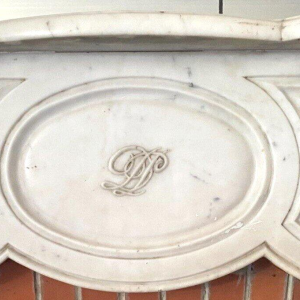 Cheminée de style Louis XV, modèle Pompadour, en marbre blanc de Carrare, XXᵉ siècle