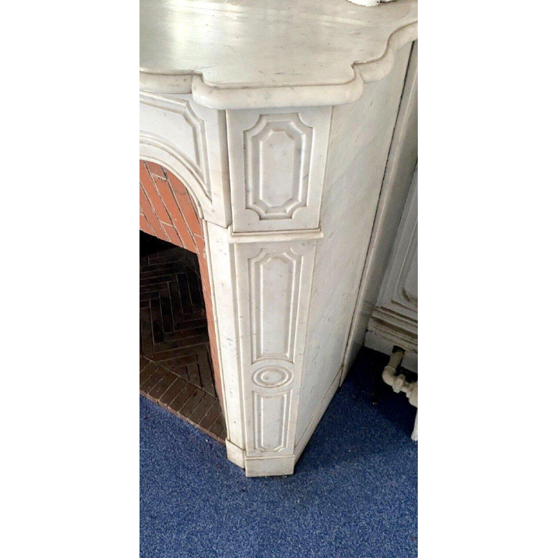 Open haard in Louis XV-stijl, Pompadour-model, van wit Carrara-marmer, 20e eeuw.