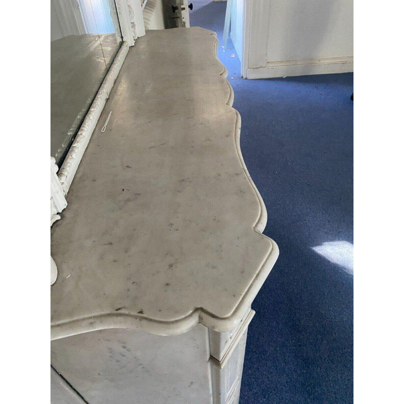 Open haard in Louis XV-stijl, Pompadour-model, van wit Carrara-marmer, 20e eeuw.