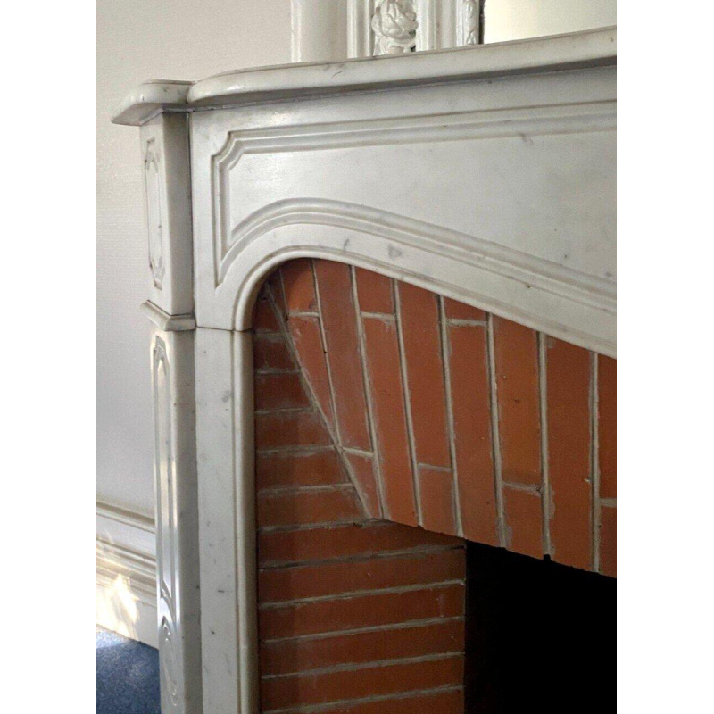 Open haard in Louis XV-stijl, Pompadour-model, van wit Carrara-marmer, 20e eeuw.