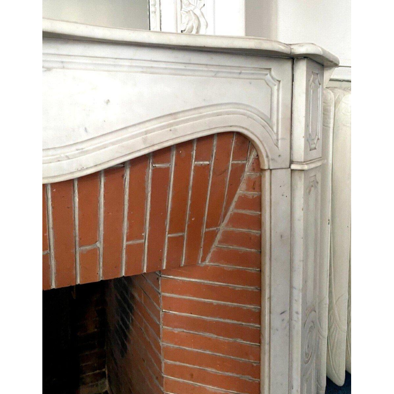 Cheminée de style Louis XV, modèle Pompadour, en marbre blanc de Carrare, XXᵉ siècle