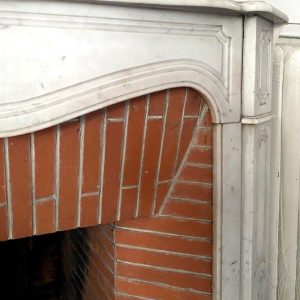 Cheminée de style Louis XV, modèle Pompadour, en marbre blanc de Carrare, XXᵉ siècle