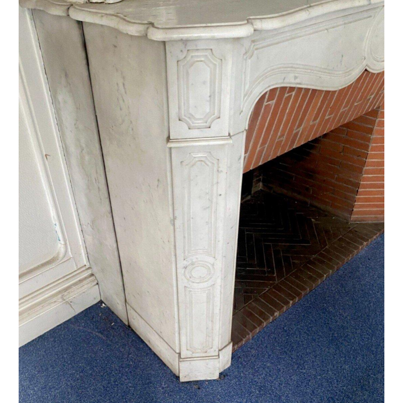 Cheminée de style Louis XV, modèle Pompadour, en marbre blanc de Carrare, XXᵉ siècle