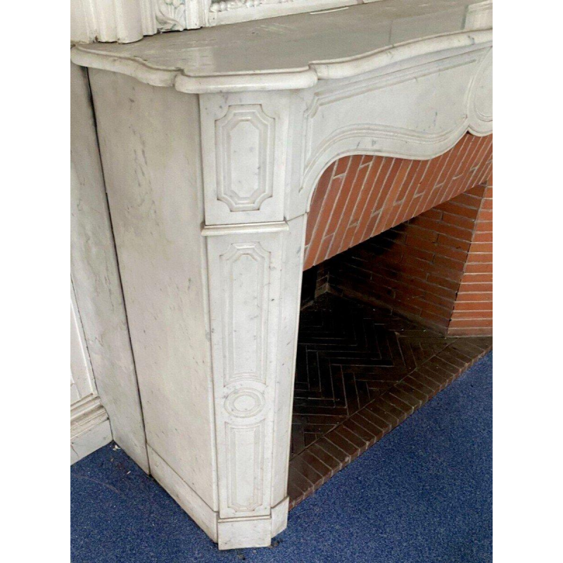 Open haard in Louis XV-stijl, Pompadour-model, van wit Carrara-marmer, 20e eeuw.