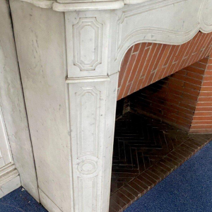 Open haard in Louis XV-stijl, Pompadour-model, van wit Carrara-marmer, 20e eeuw.