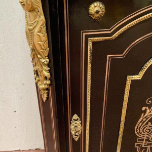 Meuble à hauteur d’appui Napoléon III, en bois et marqueterie de laiton, XIX siècle