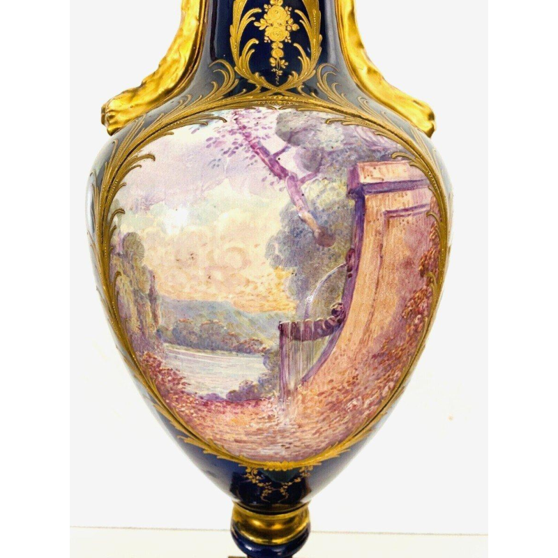 Manufacture de Porcelaine de Sèvres (Eugène Canelle) vase couvert polychromé & rehauts d’or, XX siècle