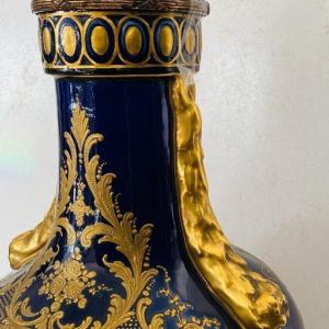 Manufacture de Porcelaine de Sèvres (Eugène Canelle) vase couvert polychromé & rehauts d’or, XX siècle