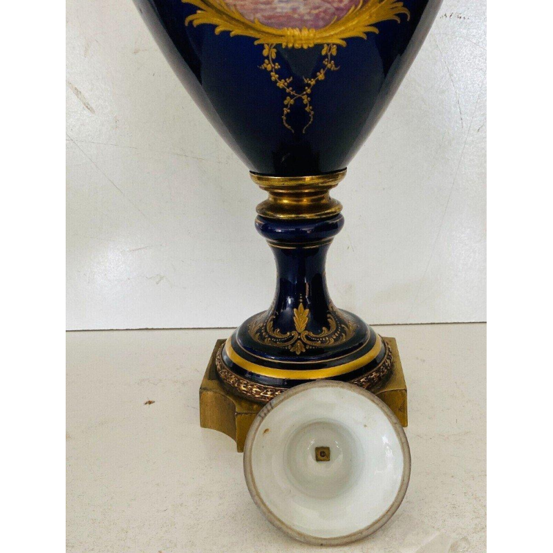 Porseleinfabriek van Sèvres (Eugène Canelle), polychrome vaas met deksel en gouden accenten, 20e eeuw.