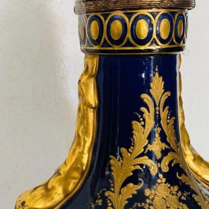 Manufacture de Porcelaine de Sèvres (Eugène Canelle) vase couvert polychromé & rehauts d’or, XX siècle