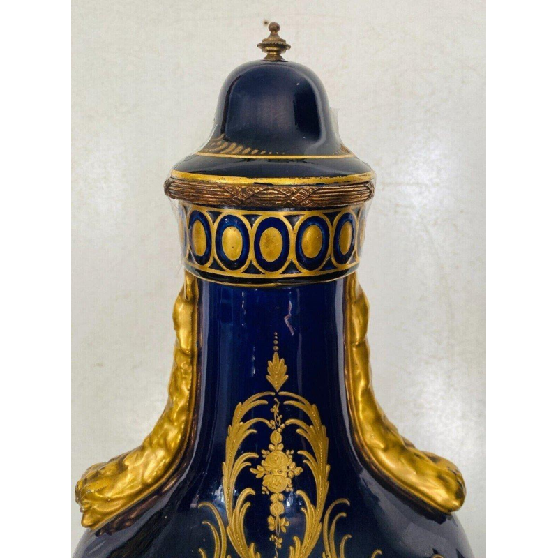 Porseleinfabriek van Sèvres (Eugène Canelle), polychrome vaas met deksel en gouden accenten, 20e eeuw.