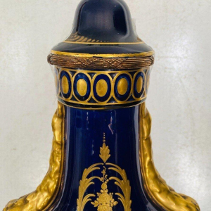 Manufacture de Porcelaine de Sèvres (Eugène Canelle) vase couvert polychromé & rehauts d’or, XX siècle