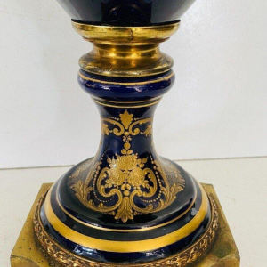 Manufacture de Porcelaine de Sèvres (Eugène Canelle) vase couvert polychromé & rehauts d’or, XX siècle