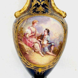 Manufacture de Porcelaine de Sèvres (Eugène Canelle) vase couvert polychromé & rehauts d’or, XX siècle