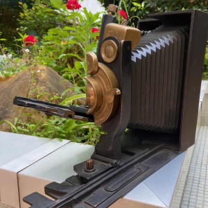 ARMAN (1928-2005) - CAMERA - Bronze N° 50/95 - 1986 - Certificat d'authenticité