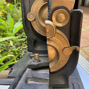 ARMAN (1928-2005) - CAMERA - Brons N° 50/95 - 1986 - Echtheidscertificaat