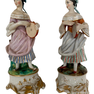 Paire de tulipiers "Jeunes femmes au tambourin" en porcelaine polychrome, XX siècle