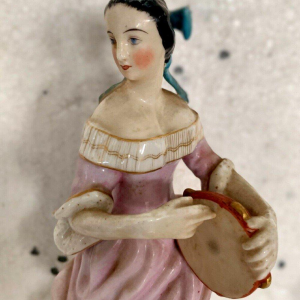 Paire de tulipiers "Jeunes femmes au tambourin" en porcelaine polychrome, XX siècle