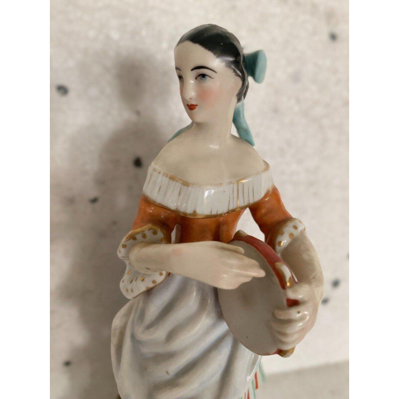 Een paar tulpenvazen met de afbeelding van "Jonge vrouwen met tamboerijnen" in polychroom porselein, 20e eeuw.